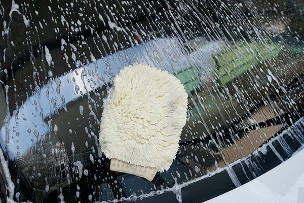 先將擋風玻璃用洗車泡沫洗乾淨