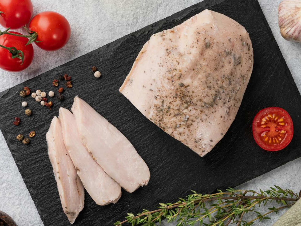 為什麼雞胸肉容易柴？帶你煮出完美「水煮雞胸肉」！