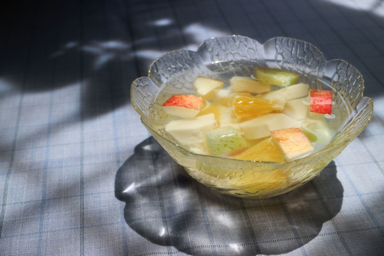 杏仁豆腐加上冰糖水與任何你喜歡的水果，冰涼甜蜜的感覺，非常適合天氣炎熱時來一碗！