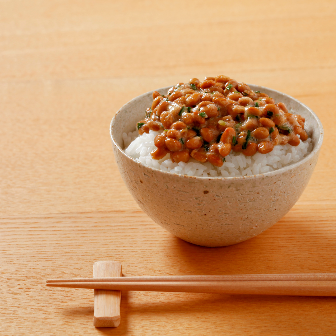 納豆是什麼？為什麼長壽國_日本這麼喜歡納豆呢？與味噌湯皆屬於日本食物常見度超高的納豆，究竟有什麼魅力，近年來的研究又有哪些功效的新發現！？就讓營養師帶你認識納豆功效吧！