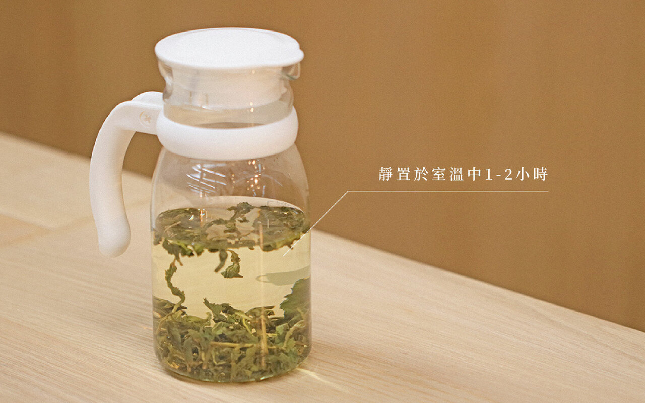 玻璃壺裡有茶葉